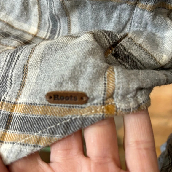 🛍️3/$30 Roots women’s plaid casual oversized button up flannel shirt size small - Picture 5 of 8